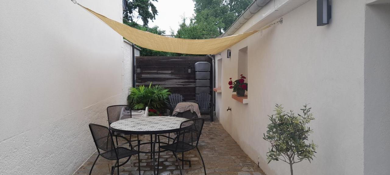 Le Dionysien *** Villa Saint-Denis-de lʼHôtel Eksteriør billede
